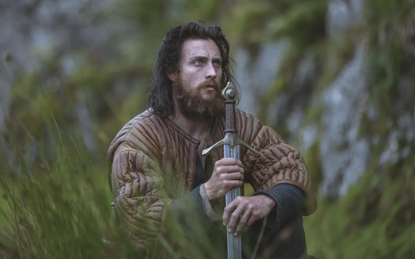 Aaron Taylor-Johnson no filme 'Legítimo Rei' (2018).