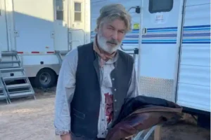 Alec Baldwin caracterizado como cowboy no set de Rust, produção marcada por acidente fatal em 2021.