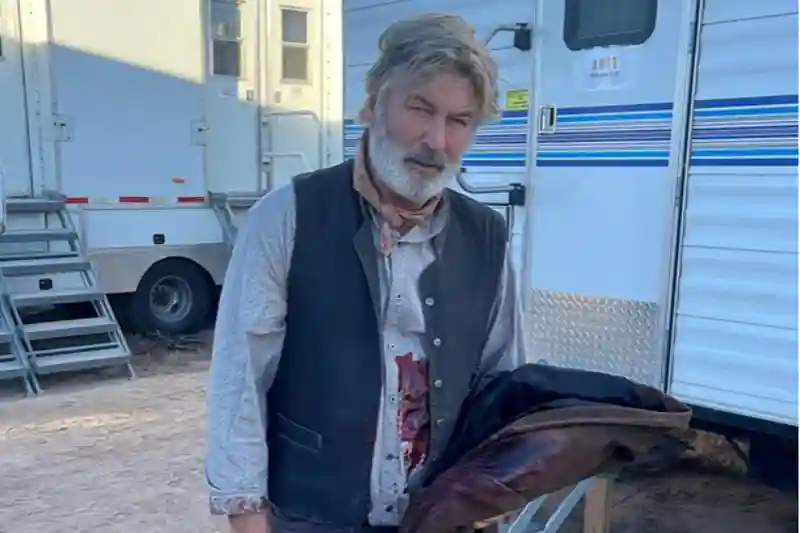 Alec Baldwin caracterizado para “Rust”, em foto de bastidor. (Créditos: IMDB)