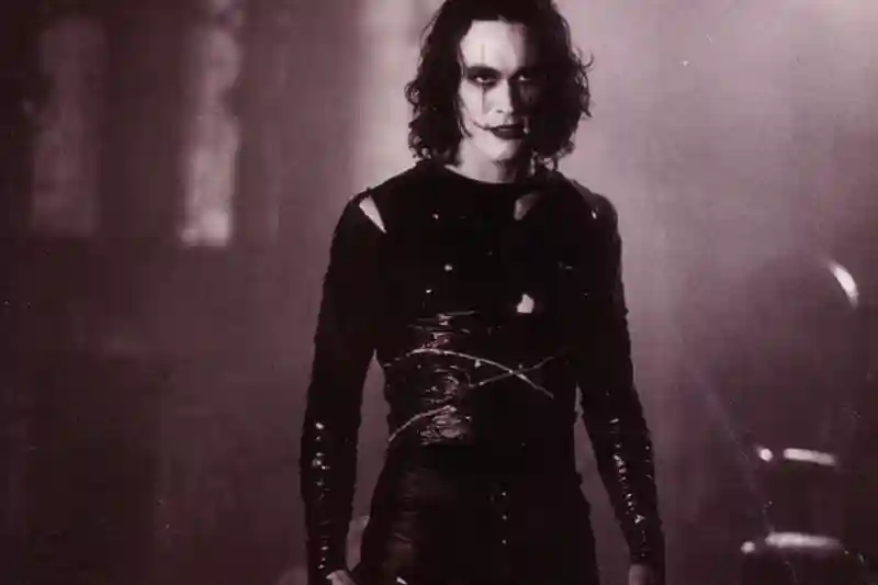 Brandon Lee maquiado como Eric Draven em O Corvo, filme interrompido por acidente em 1993.