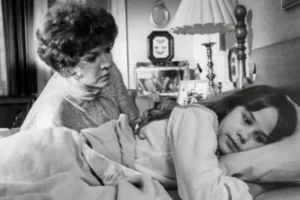 Ellen Burstyn e Linda Blair em cena de O Exorcista (1973), produção marcada por lesões reais durante as filmagens – Créditos: IMDB