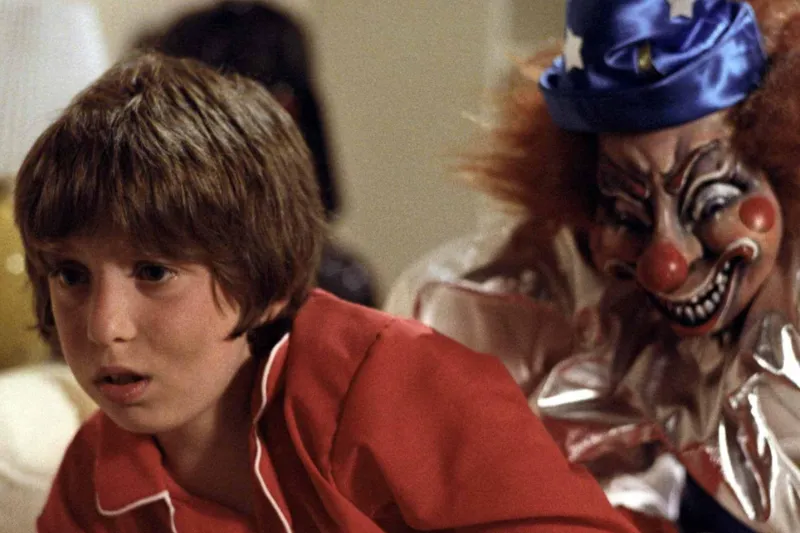 Oliver Robbins em cena com o palhaço de Poltergeist (1982), sequência marcada por sufocamento real no set – Créditos: IMDB