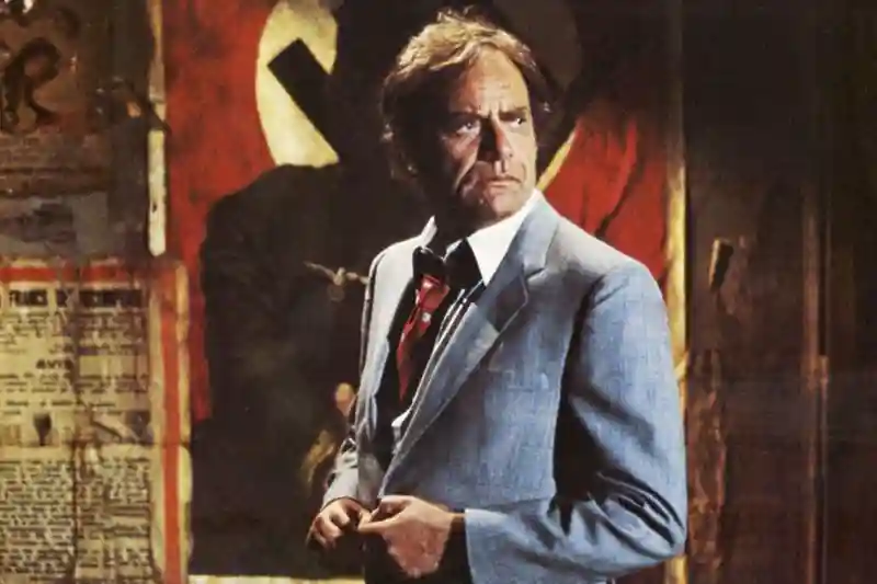 Ator Vic Morrow em cena de Twilight Zone: The Movie, pouco antes do acidente fatal em 1982.