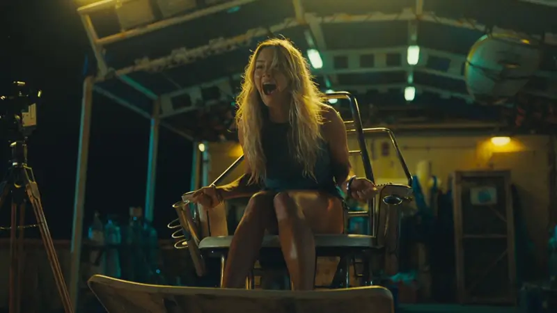 Hassie Harrison em cena de Animais Perigosos (Dangerous Animals)