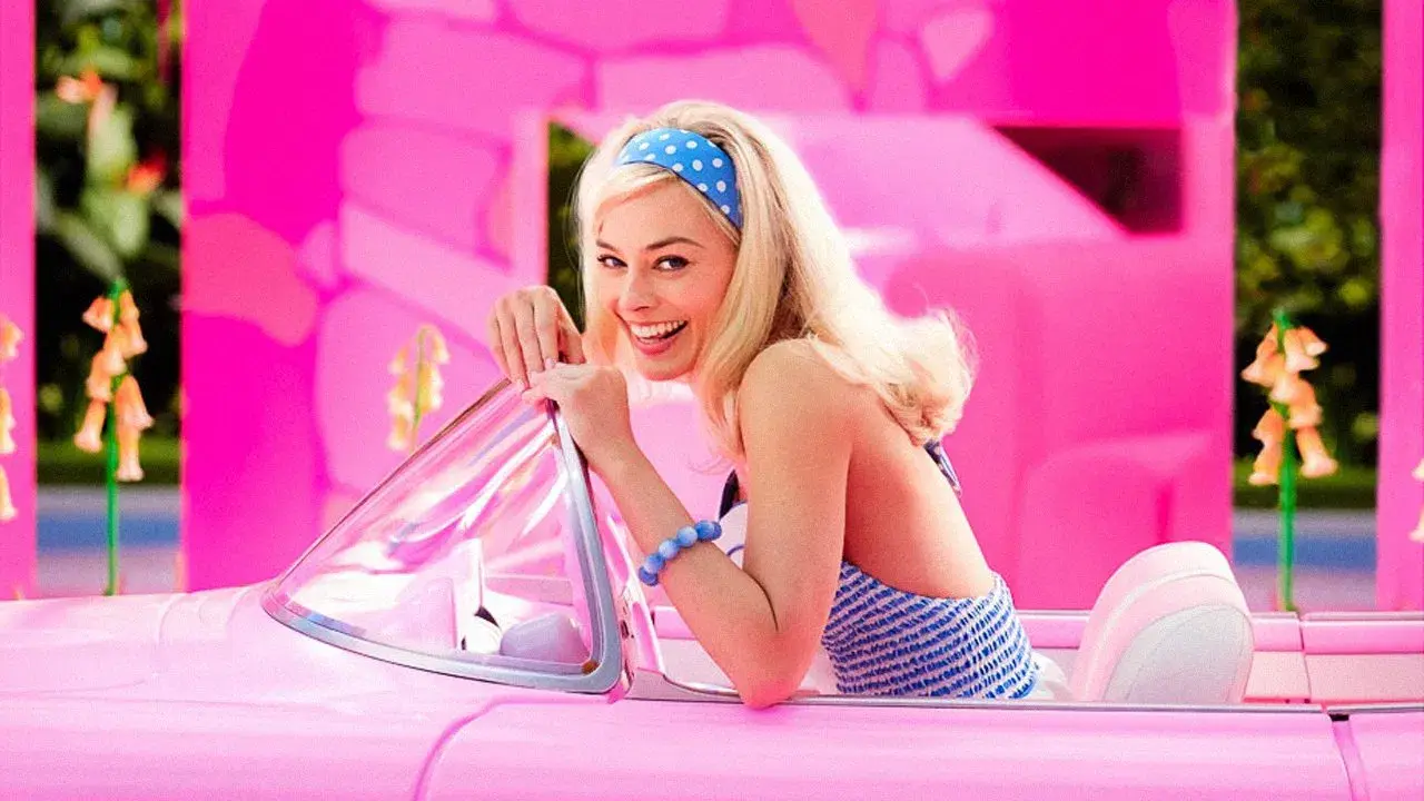 Margot Robbie como Barbie en la exitosa película live-action. (Crédito: TMDB).