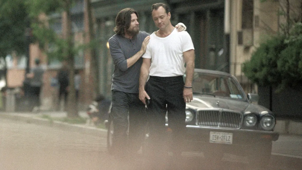 'Black Rabbit', com Jude Law e Jason Bateman, é uma das grandes apostas da Netflix pra temporada de premiações (Crédito: Netflix)