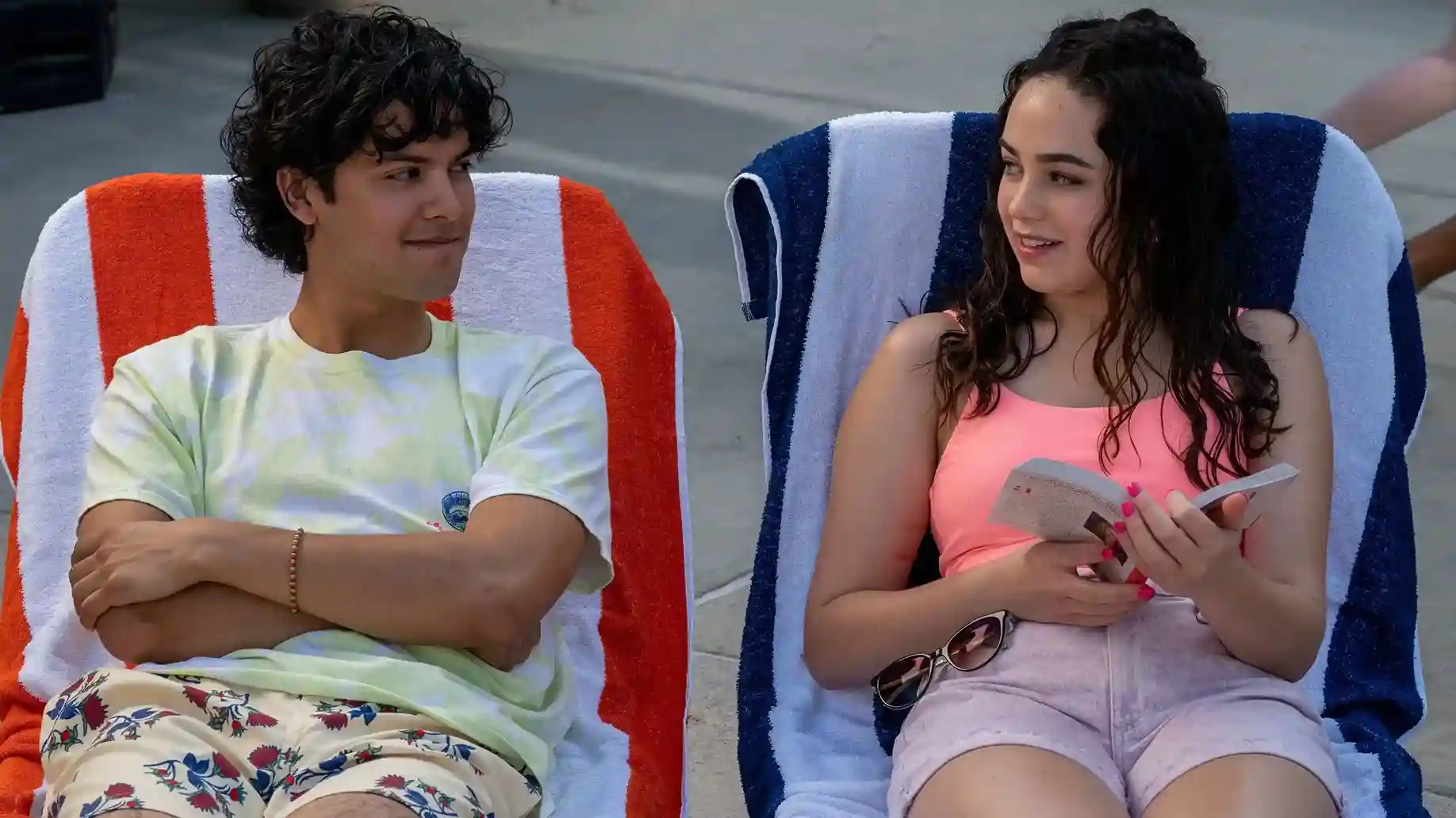 Xolo Maridueña como Miguel Diaz e Mary Mouser como Samantha LaRusso (Crédito: TMDB)