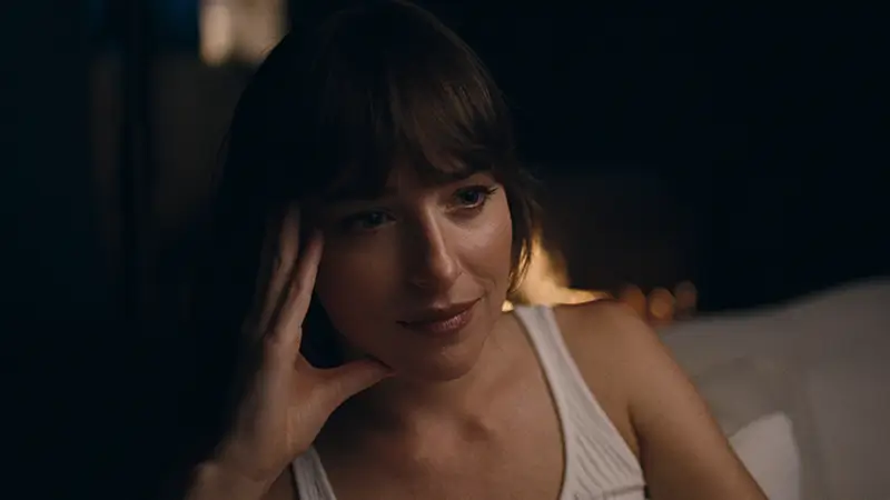 Dakota Johnson em uma cena do filme 'Amores Compartilhados' ('Splitsville')