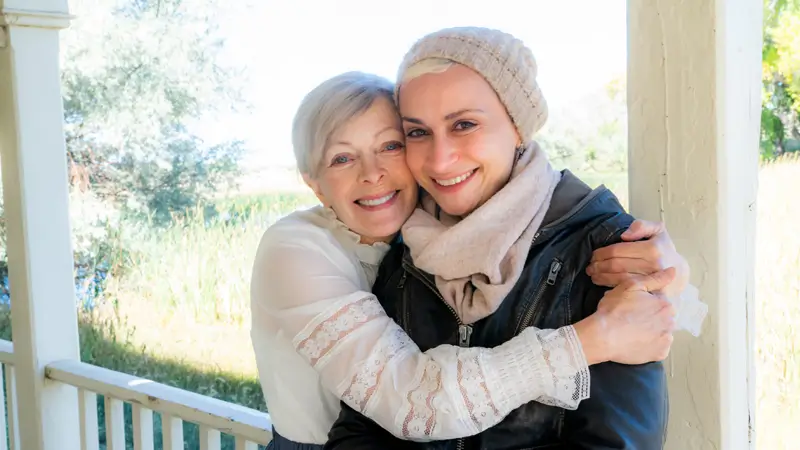 La actriz Frances Fisher y la fotógrafa Halyna Hutchins en el rodaje de Rust