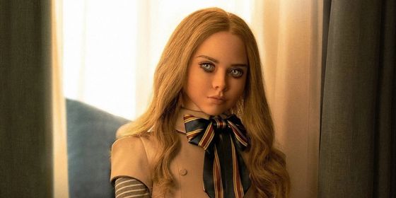 El terror de M3GAN reside en su mirada 'perfecta' e inquietante. La película usa el humor ácido para crear una crítica poderosa sobre la inteligencia artificial volviéndose protectora hasta las últimas y más violentas consecuencias (Créditos: Universal Pictures)