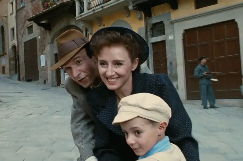Roberto Benigni, Nicoletta Braschi, and Giorgio Cantarini in La vida es bella (1997) (Créditos: TMDB)