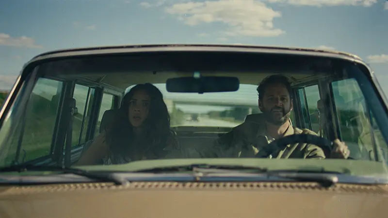 Kyle Marvin e Adria Arjona em uma cena do filme 'Amores Compartilhados' ('Splitsville')