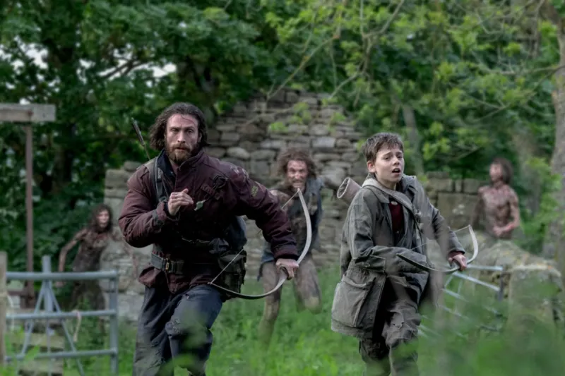 Aaron Taylor-Johnson and Alfie Williams in 28 Years Later (2025) (Créditos: IMDB)