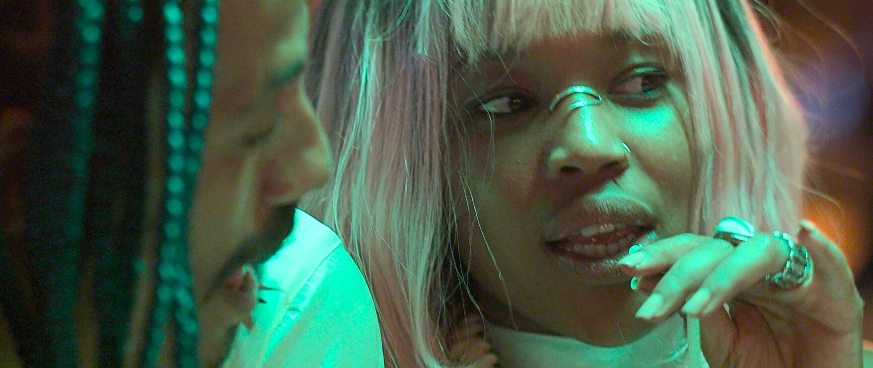 Atriz Cleo Diára no filme 'O Riso e a Faca' de Pedro Pinho. (Crédito: Divulgação Assessoria)