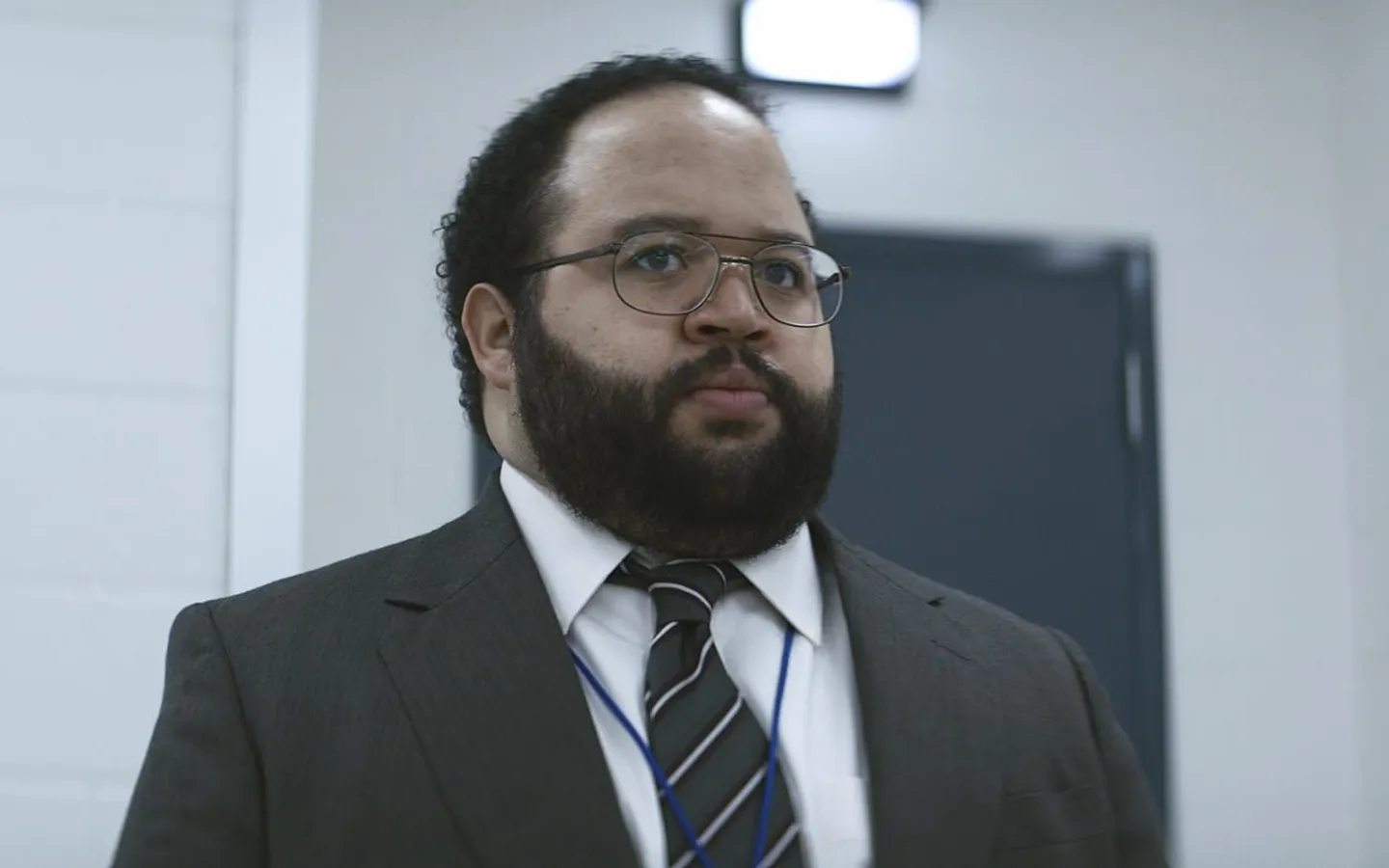 Zach Cherry interpreta Dylan George em 'Ruptura' ('Severance'). (Crédito: IMDB)