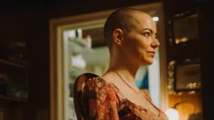Emma Stone está espetacular (e careca) em 'Bugonia' (Crédito: Universal Pictures)