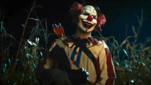 Crítica: ‘El payaso del maizal’ no subvierte el slasher, pero se divierte con él