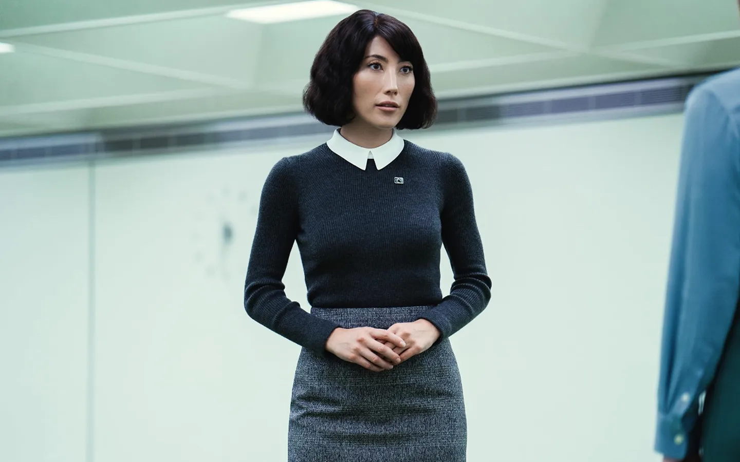 Dichen Lachman interpreta Sra. Casey na série 'Ruptura' ('Severance'). (Crédito: IMDB)