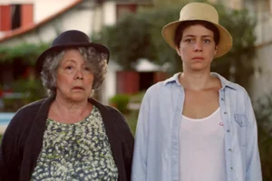 Leandra Leal e Ângela Leal em pé, usando chapéus e olhando para frente, em cena do filme Nada a Fazer.