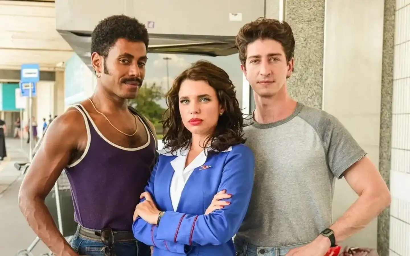 'Máscaras de Oxigênio Não Cairão Automaticamente' nova série da HBO Max. Com Johnny Massaro, Bruna Linzmeyer e Ícaro Silva. (Crédito: TMDB)