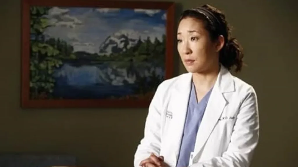 Sandra Oh como Cristina Yang en la serie Grey's Anatomy.