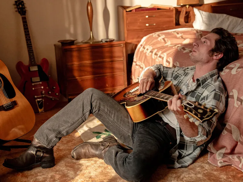 Vida de Bruce Springsteen é examinada em filme com boas ideias, mas má execução (Crédito: Disney)