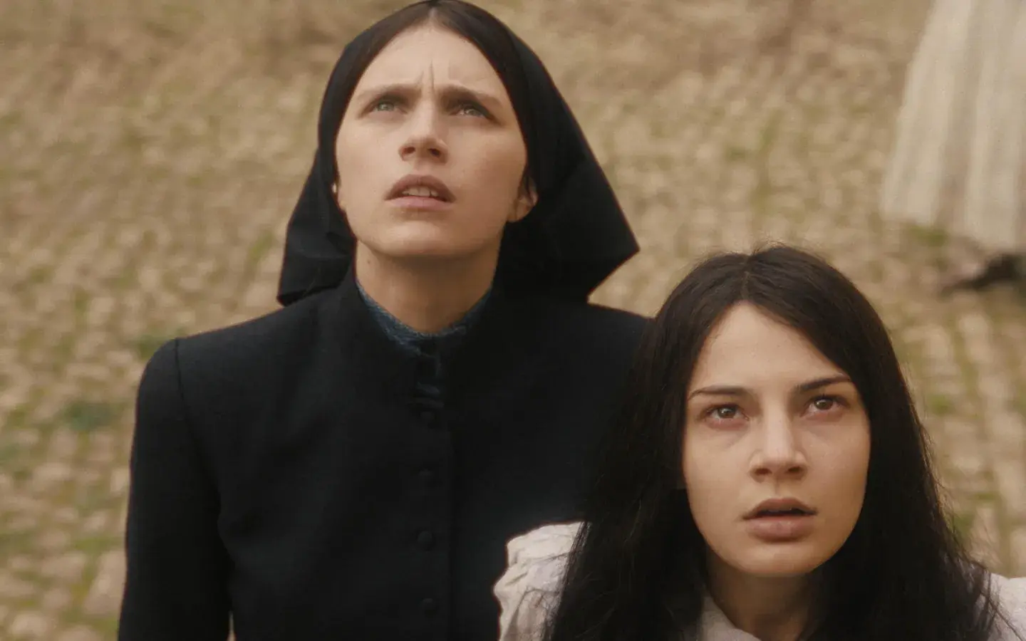 Cena de A Primeira Profecia (2024) com Nell Tiger Free, exemplo de terror feminista sobre fundamentalismo religioso e maternidade compulsória