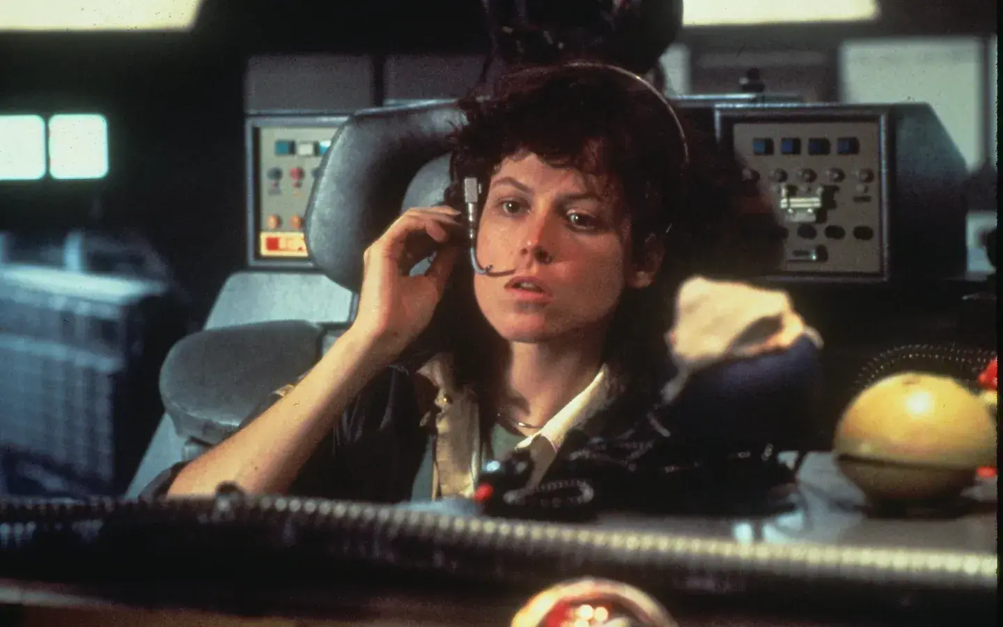 Sigourney Weaver como Ellen Ripley em Alien (1979), marcando a evolução da 'Final Girl' de vítima passiva para uma estrategista de sobrevivência