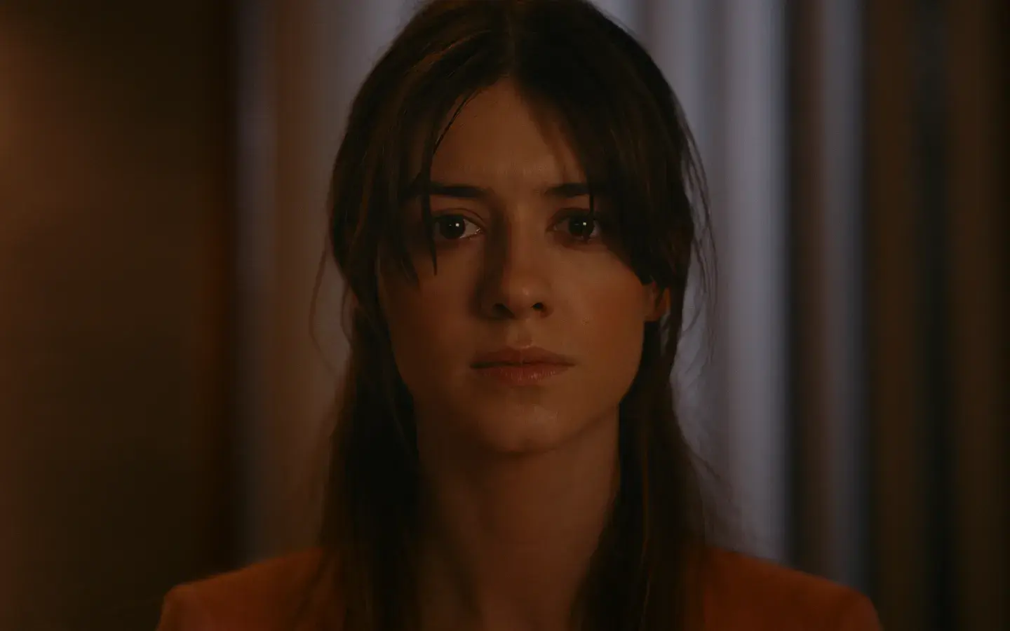 Cena do filme Fresh (2022) com Daisy Edgar-Jones, ilustrando o terror feminista contemporâneo que discute a objetificação do corpo feminino