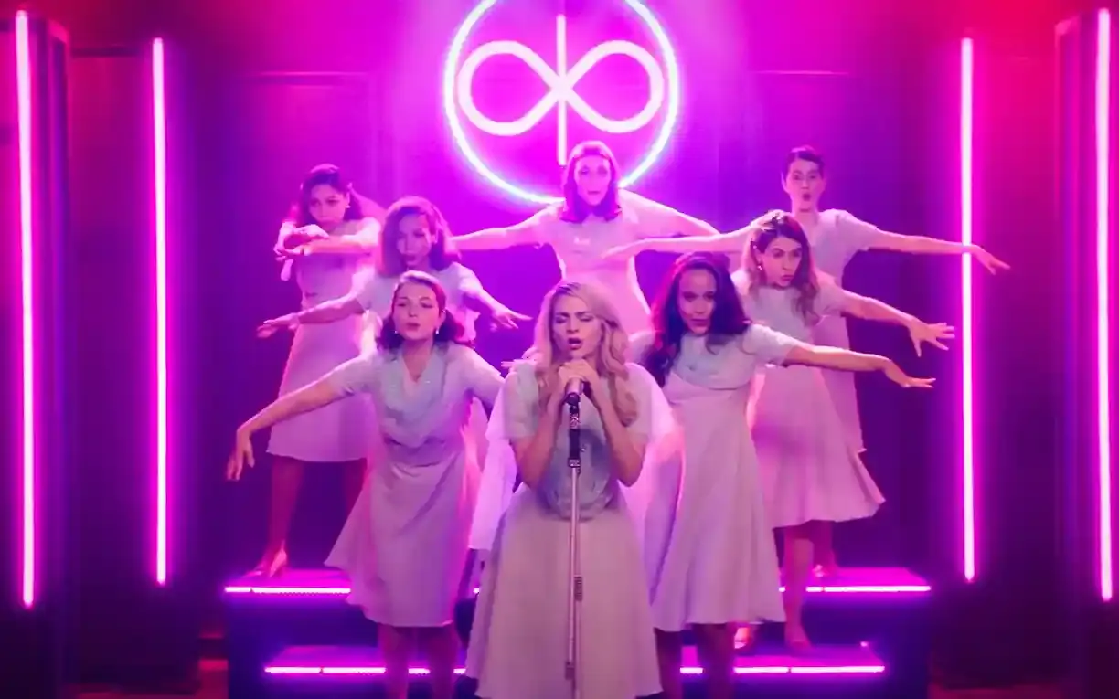 Cena do filme brasileiro Medusa (2021), de Anita Rocha da Silveira, que usa a linguagem do terror para criticar o fundamentalismo religioso e o controle sobre mulheres