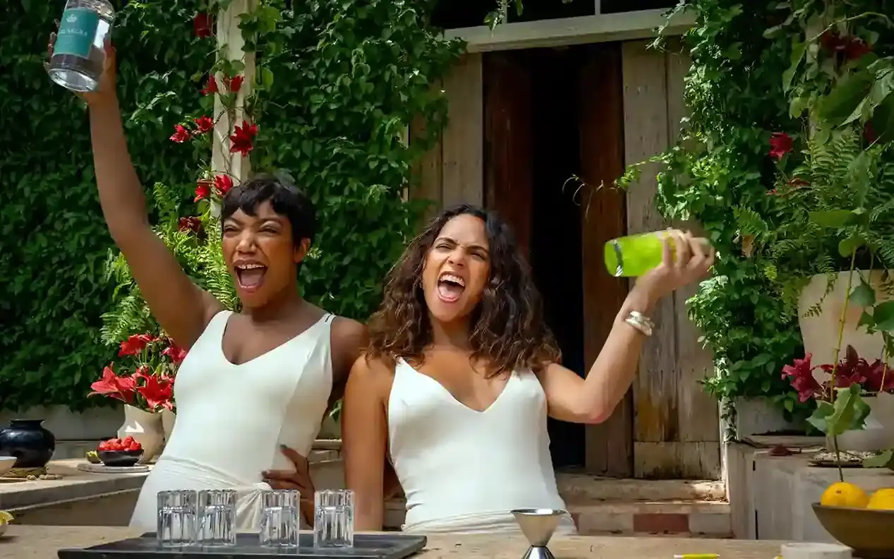 Naomi Ackie e Alia Shawkat em cena de Pisque Duas Vezes (2024), exemplo de terror feminista focado na sobrevivência coletiva e sororidade