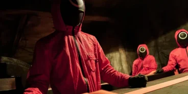Guardas mascarados em Round 6 (2021), série coreana de suspense disponível na Netflix (Créditos: IMDB)