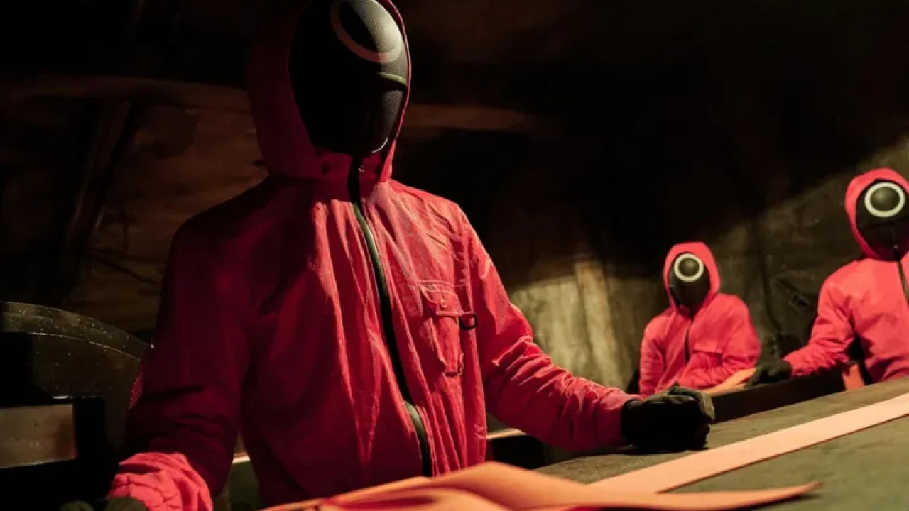 Guardas mascarados em Round 6 (2021), série coreana de suspense disponível na Netflix (Créditos: IMDB)