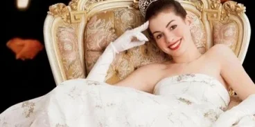 Anne Hathaway como Mia Thermopolis em 'O Diário da Princesa'. (Crédito: TMDB)