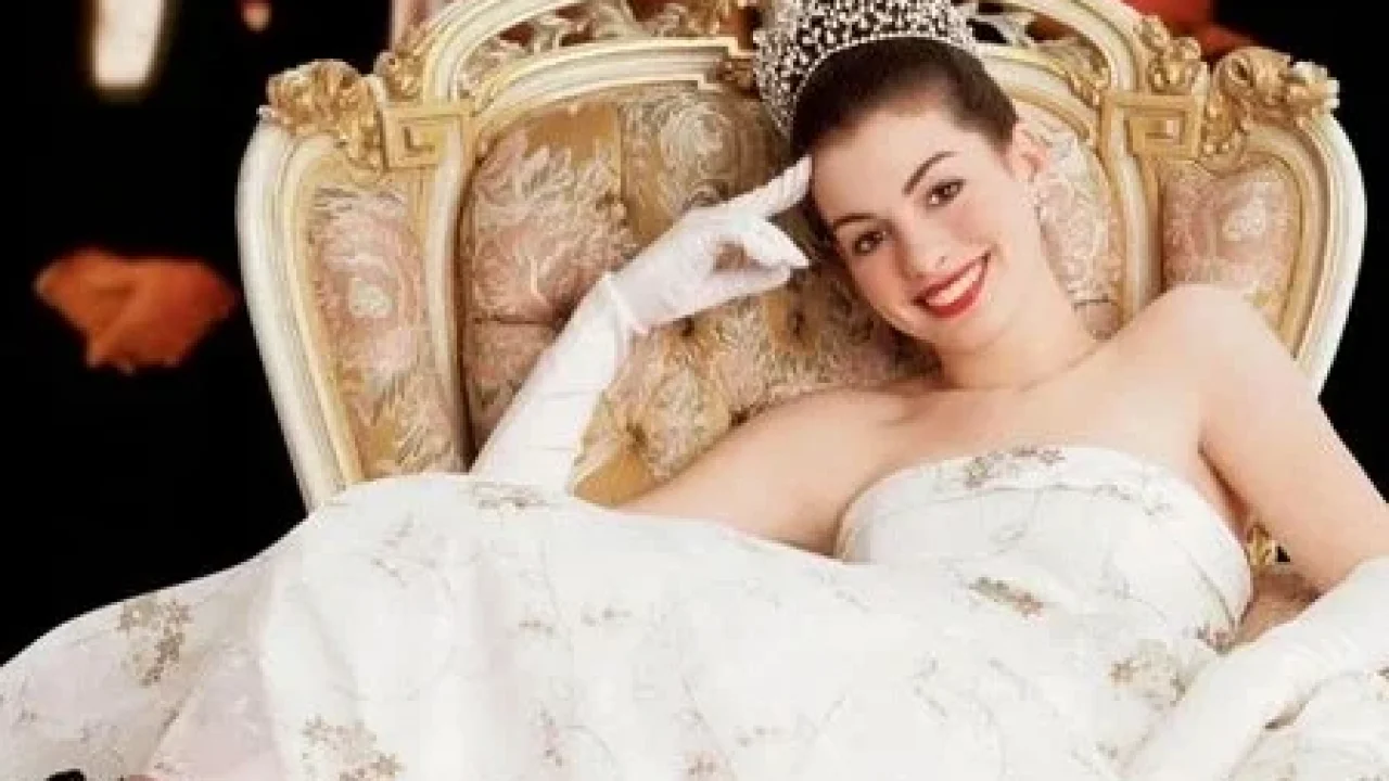 Anne Hathaway como Mia Thermopolis em 'O Diário da Princesa'. (Crédito: TMDB)