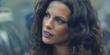 Kate Beckinsale no filme 'Van Helsing: O Caçador de Monstros'. (Crédito: TMDB)