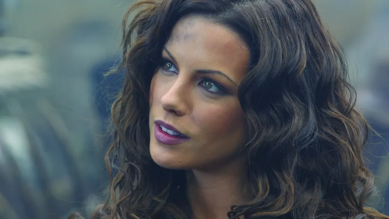 Kate Beckinsale no filme 'Van Helsing: O Caçador de Monstros'. (Crédito: TMDB)