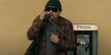 Leonardo DiCaprio é uma espécie de Lebowski em 'Uma Batalha Após a Outra' (Crédito: Warner Bros. Pictures)