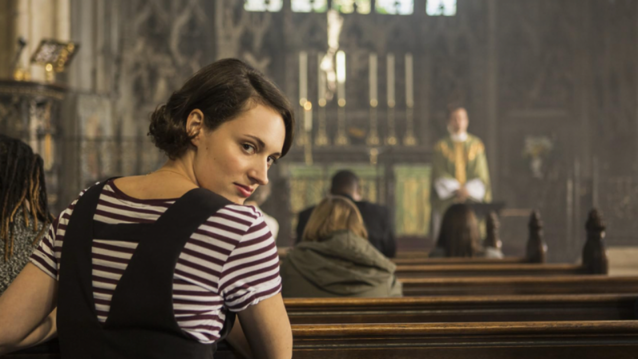 O que foi? Nunca viu alguém contar segredos para milhões? Phoebe Waller-Bridge agora estrela drama inspirado em história real: Qubrando as Regras.(Créditos: IMDB)