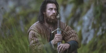 Aaron Taylor-Johnson no filme 'Legítimo Rei' (2018).
