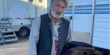 Alec Baldwin caracterizado para “Rust”, em foto de bastidor. (Créditos: IMDB)