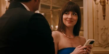 'Amores Materialistas' conta a história de Lucy, uma casamenteira que não acredita no amor (Crédito: Sony Pictures)