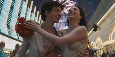 Anora acompanha o casal de uma stripper e o herdeiro de um oligarca russo. (Crédito: Festival de Cannes / NEON)