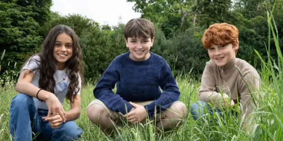 Arabella Stanton, Dominic McLaughlin e Alastair Stout interpretam Hermione, Harry e Rony na nova série de Harry Potter da HBO, com estreia prevista para 2026 (Créditos: Aidan Monaghan/HBO)