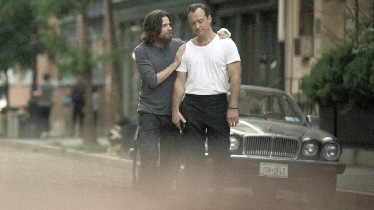 'Black Rabbit', com Jude Law e Jason Bateman, é uma das grandes apostas da Netflix pra temporada de premiações (Crédito: Netflix)