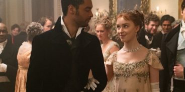 Regé-Jean Page como Simon e Phoebe Dynevor como Daphne na 1ª temporada de Bridgerton, da Netflix (Crédito: Liam Daniel/Netflix)