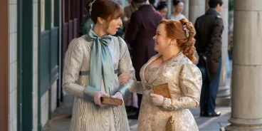 Eloise (Claudia Jessie) e Penelope (Nicola Coughlan) na 4ª temporada de Bridgerton (Créditos: Netflix)

