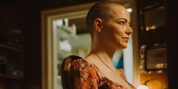 Emma Stone está espetacular (e careca) em 'Bugonia' (Crédito: Universal Pictures)