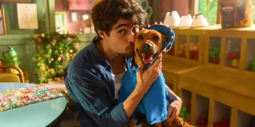 Rafael Vitti como Pedro e o cão Amendoim (Caramelo) em cena do filme da Netflix (Créditos: Netflix)