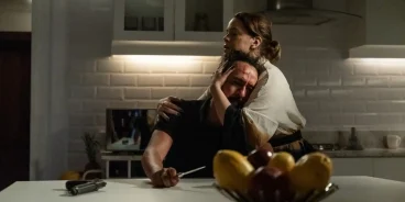 A tensão entre o casal protagonista, interpretado por Leandra Leal e Irandhir Santos, é um dos pontos altos de Os Enforcados. (Créditos: Gullane)